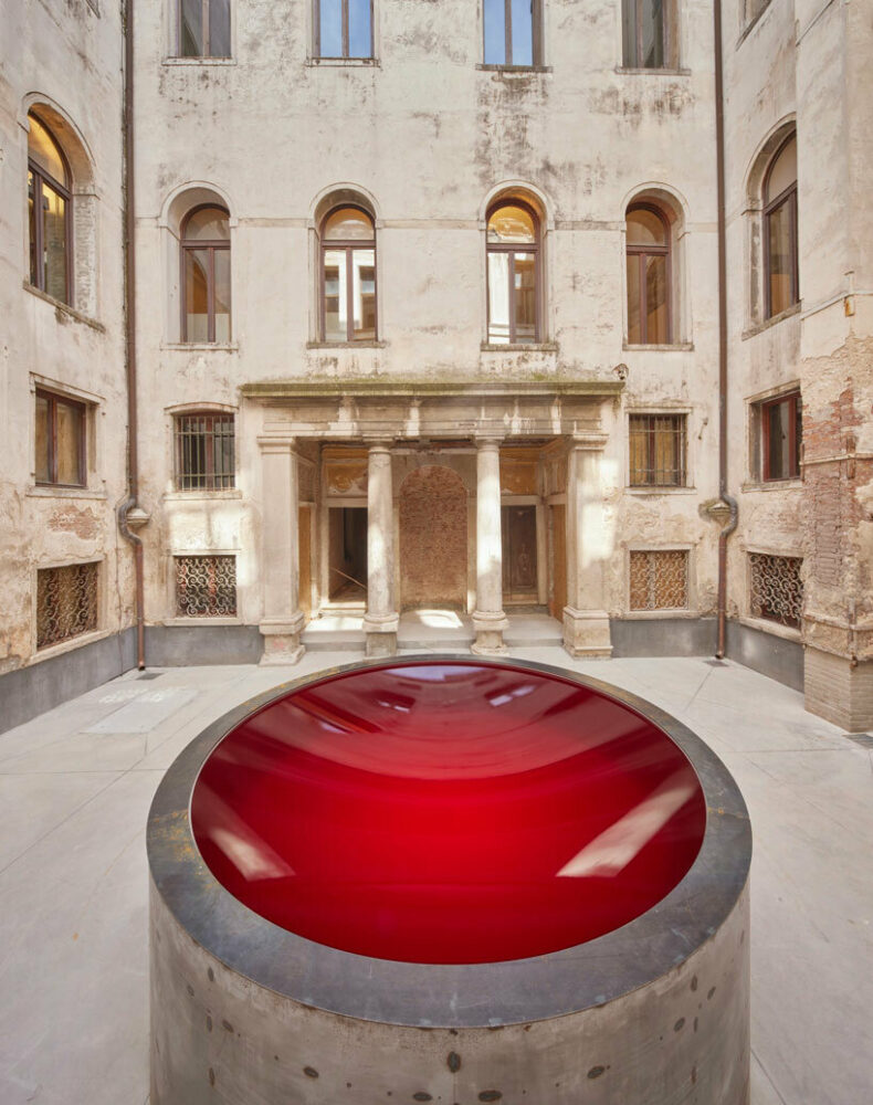 Anish Kapoor, Turning Water into Mirror, Blood into Sky, 2003, image © David Levene