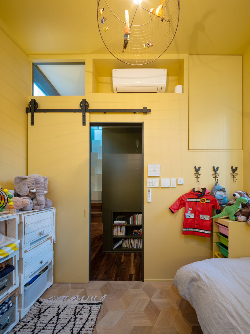 arte-1 architects designs a narrow house with a big glass door in tokyo - 7
