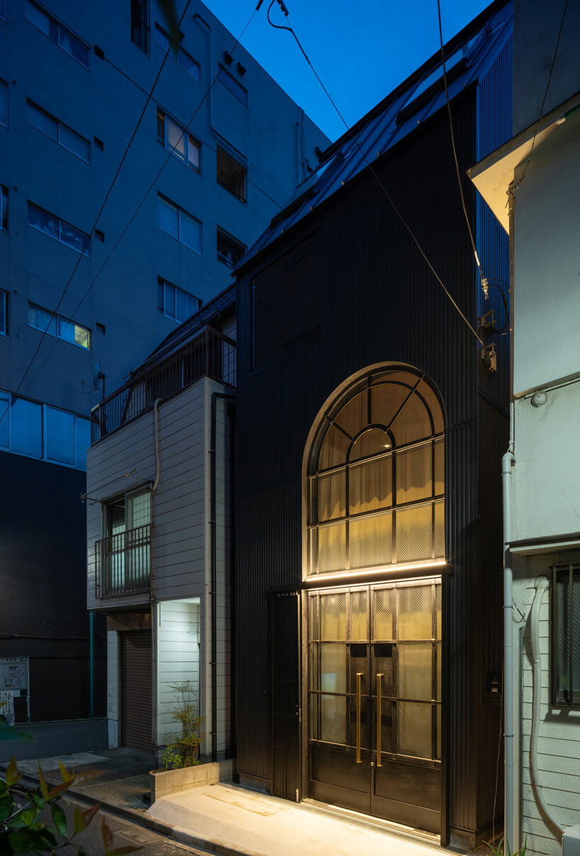 arte-1 architects designs a narrow house with a big glass door in tokyo - 8