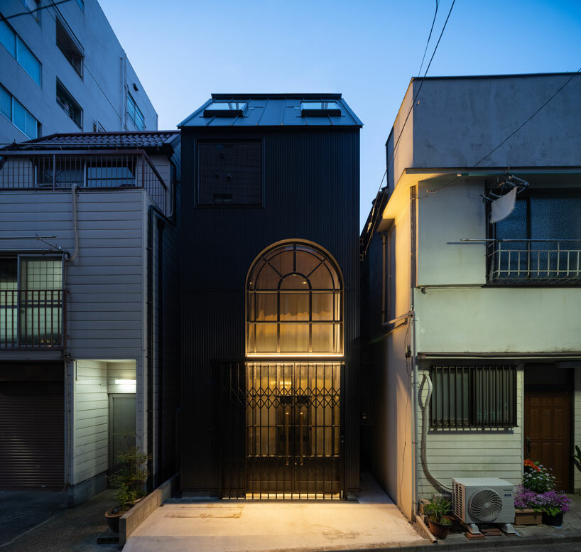 arte-1 architects designs a narrow house with a big glass door in tokyo - 9