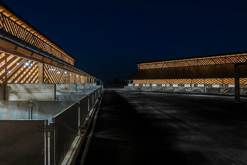 The design concept proposes two identical complexes. The stables are positioned at a right angle in a rotated coordinate system in relation to the axis of the N-S plot