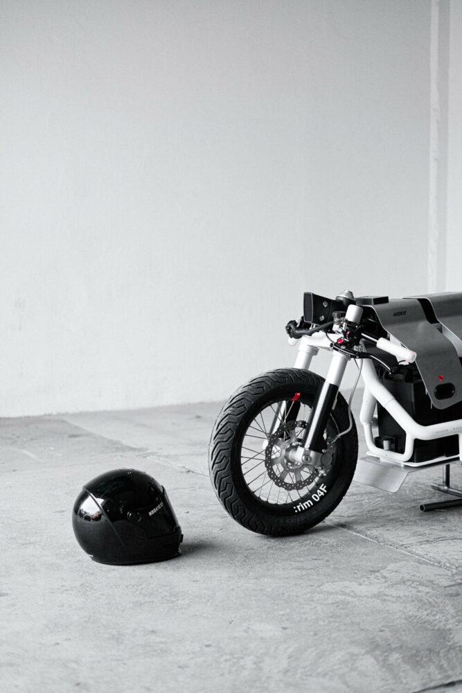 hookie’s electric, sci-fi inspired motorcycle ‘silver ANT’ is made specifically for racing