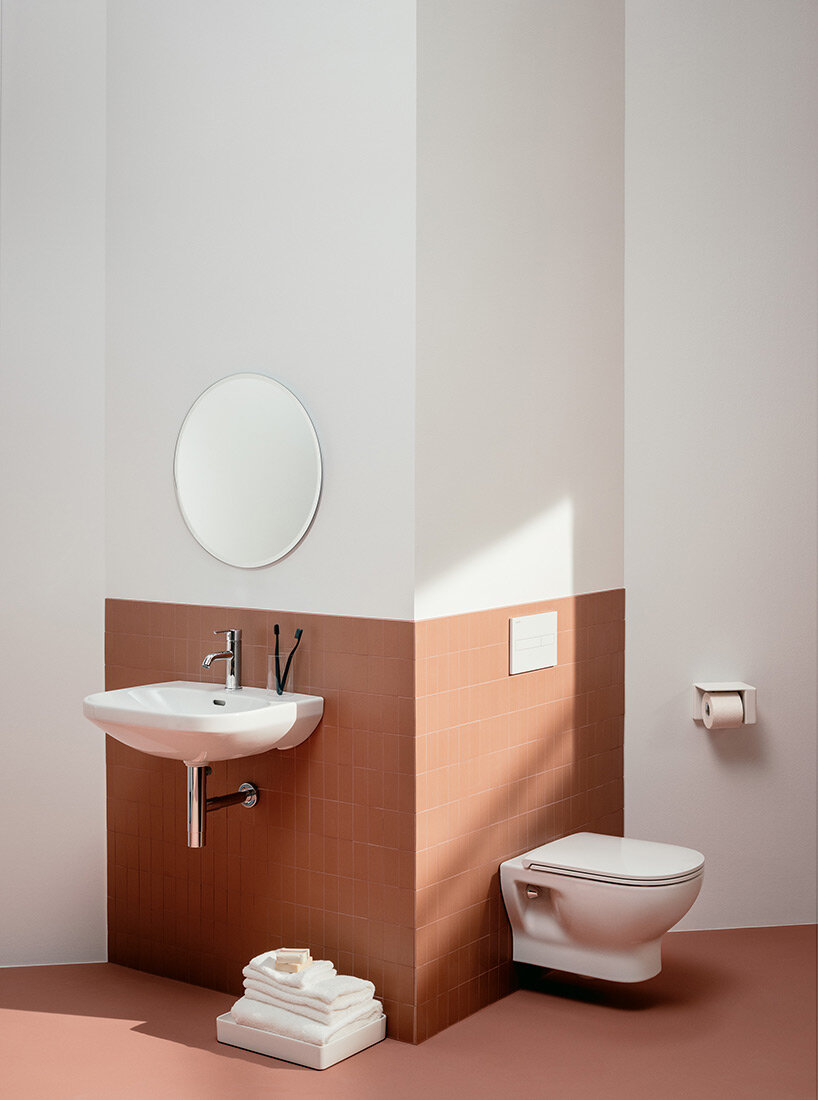 the front of the wall-hung washbasin in the LUA collection follows the oval shape of the bowl; the rimless wall-hung WC with elegant, slim seat and lid, optionally with soft-close, is the ideal match.