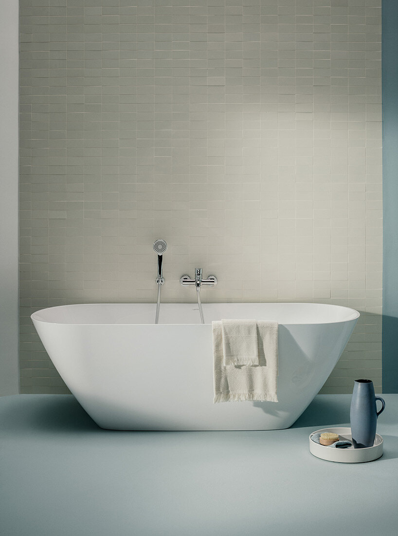 the freestanding bathtub brings full wellness comfort to the LUA bathroom. thanks to ergonomically shaped depressions at each end and a central outlet, it is also suitable for bathing pleasure for two.