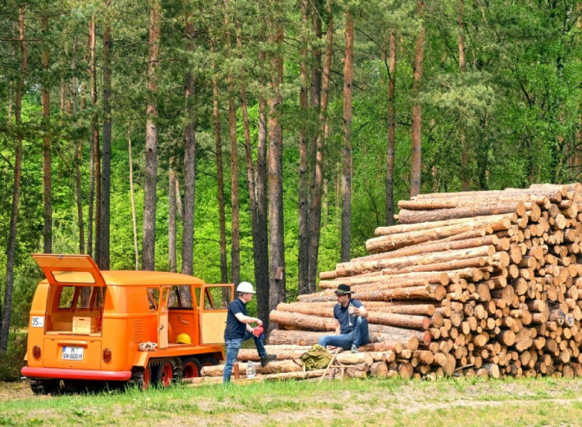 volkswagen restores quad-axle, all-terrain ‘half-track fox’