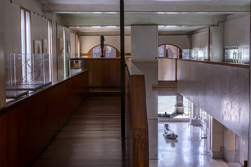 lucio fontanta and antony gormley's sculptures meet inside carlo scarpa's negozio olivetti in venice