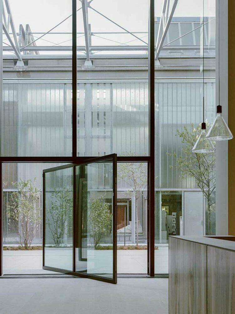 courtyard pivot doors detail | image © Lorenzo Zandri