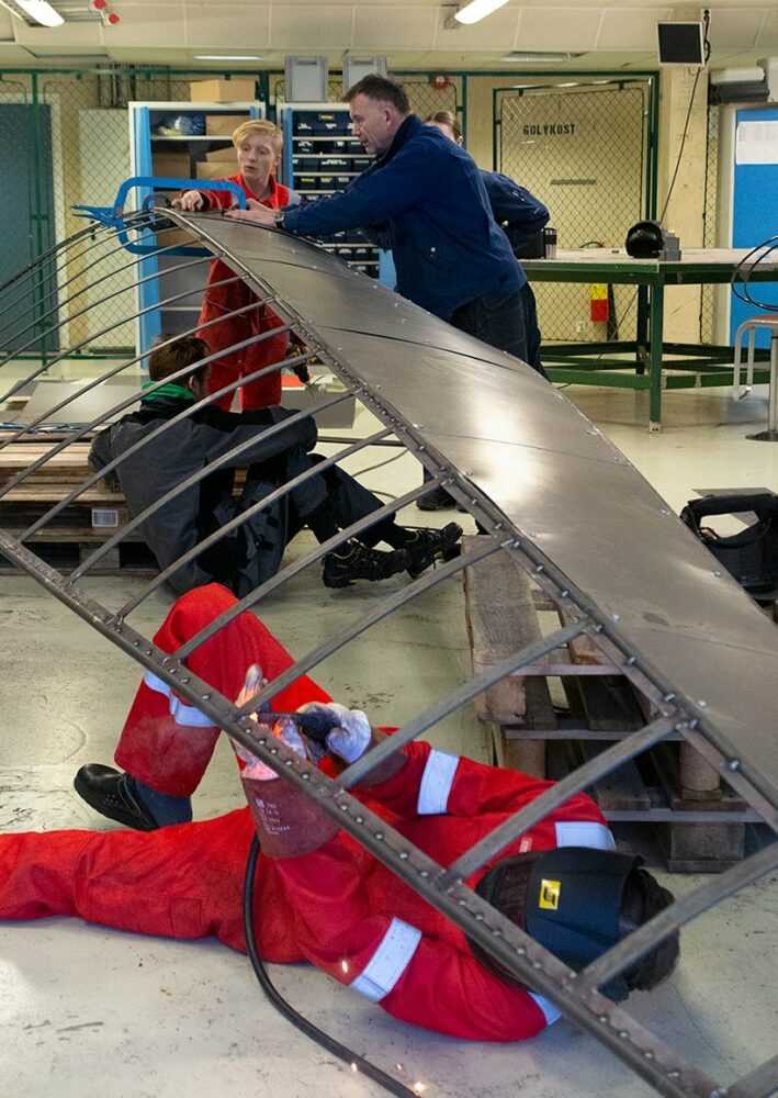 Image by Tor Helge Opdahl Students at the local high school’s mechanical department were excited to co-build the artwork’s metal roof in their workshop