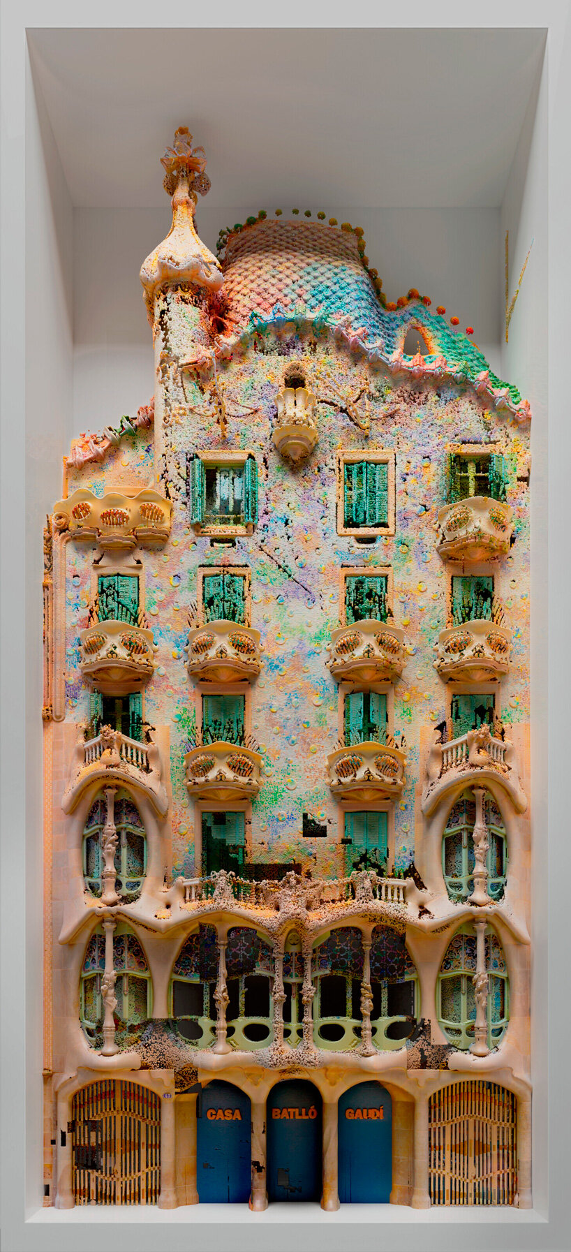 dynamic NFT of gaudí's iconic casa batlló by refik anadol sells at christie's for $1.38M