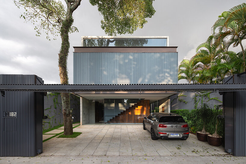 Operable metal panels provide both privacy and openness to Brazil's bento house