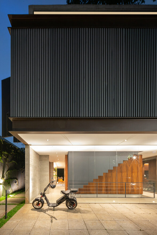 Operable metal panels provide both privacy and openness to Brazil's bento house