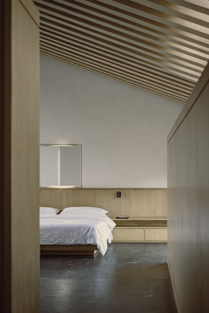 step inside lopez gonzalez studio’s dark-toned residence in xalapa, mexico - 3