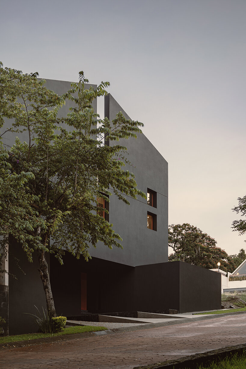 step inside lopez gonzalez studio’s dark-toned residence in xalapa, mexico - 1