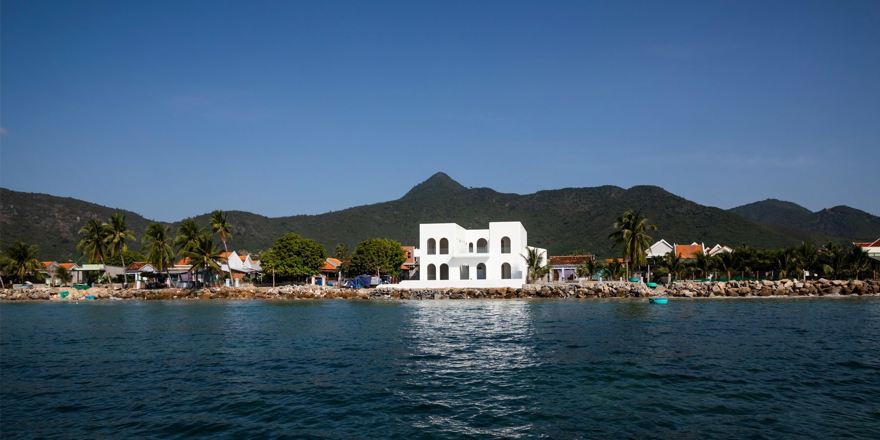 minimalist-whitewashed-villa-brings-greek-island-architecture-vietnam-designboom-00