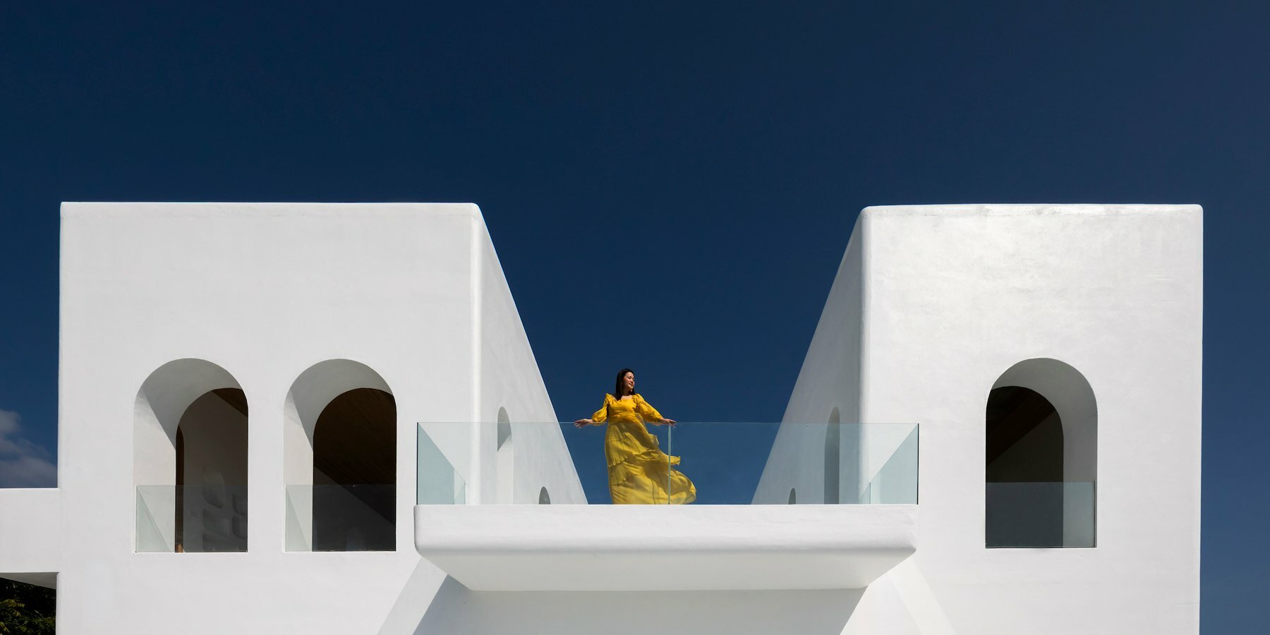 minimalist-whitewashed-villa-brings-greek-island-architecture-vietnam-designboom-01