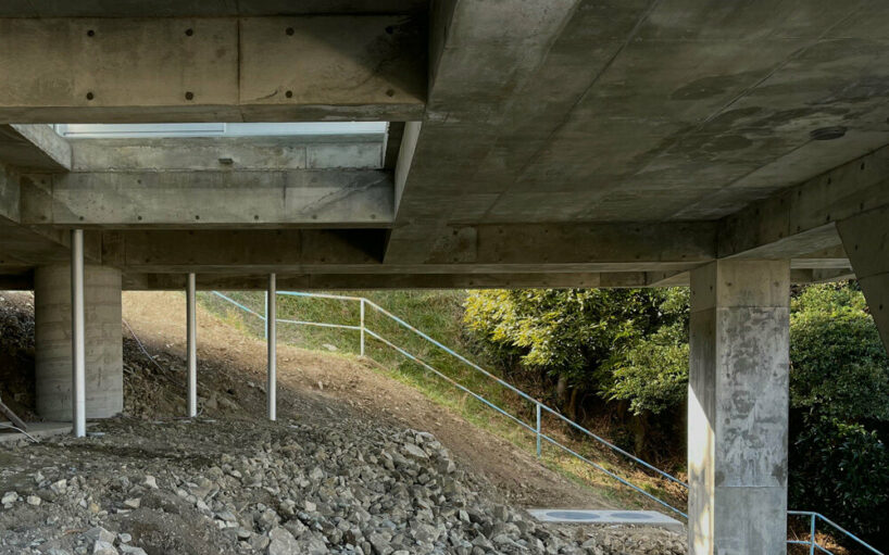 intermediate space from slope ground to raised-floor.