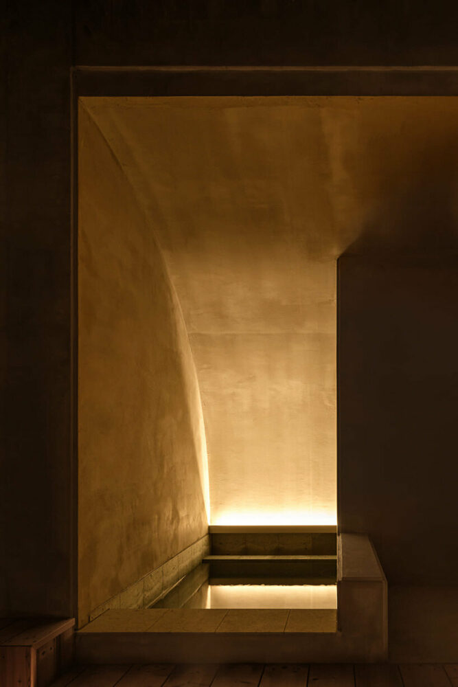 Saunas esféricas e iluminación indirecta evocan tranquilidad en el spa de Kubo Tsushima en Japón