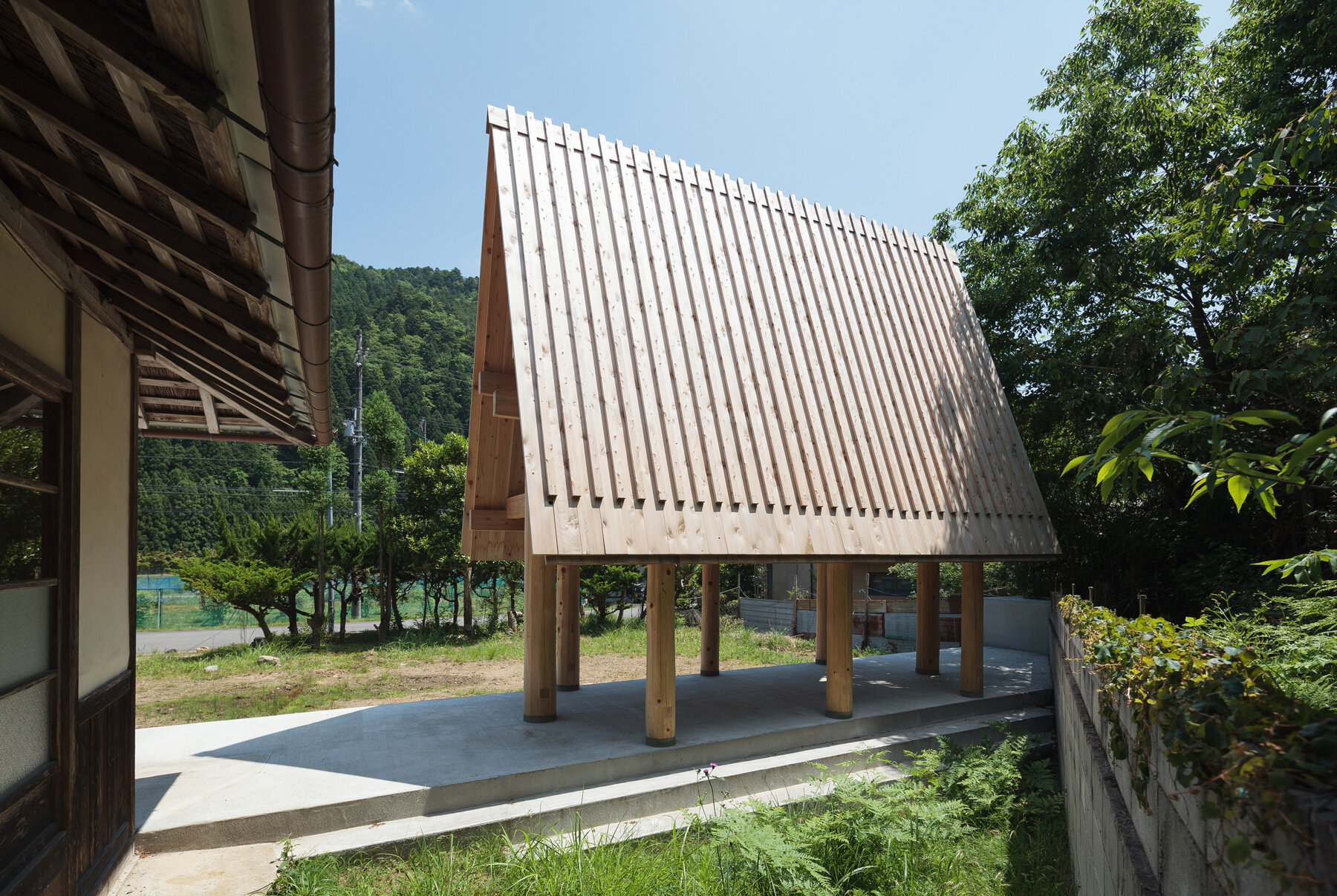 2m26-wooden-roof-japanese-countryside-zero-impact-construction-designboom-1800