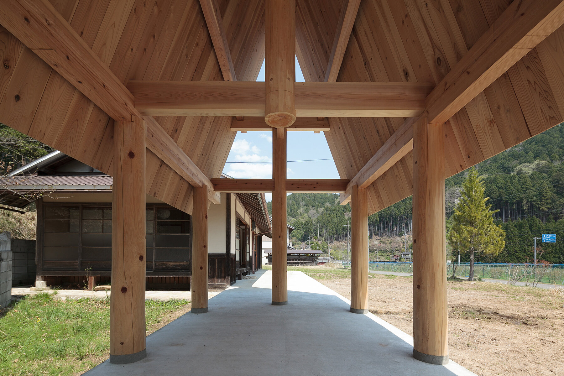 2m26-wooden-roof-japanese-countryside-zero-impact-construction-designboom-21800