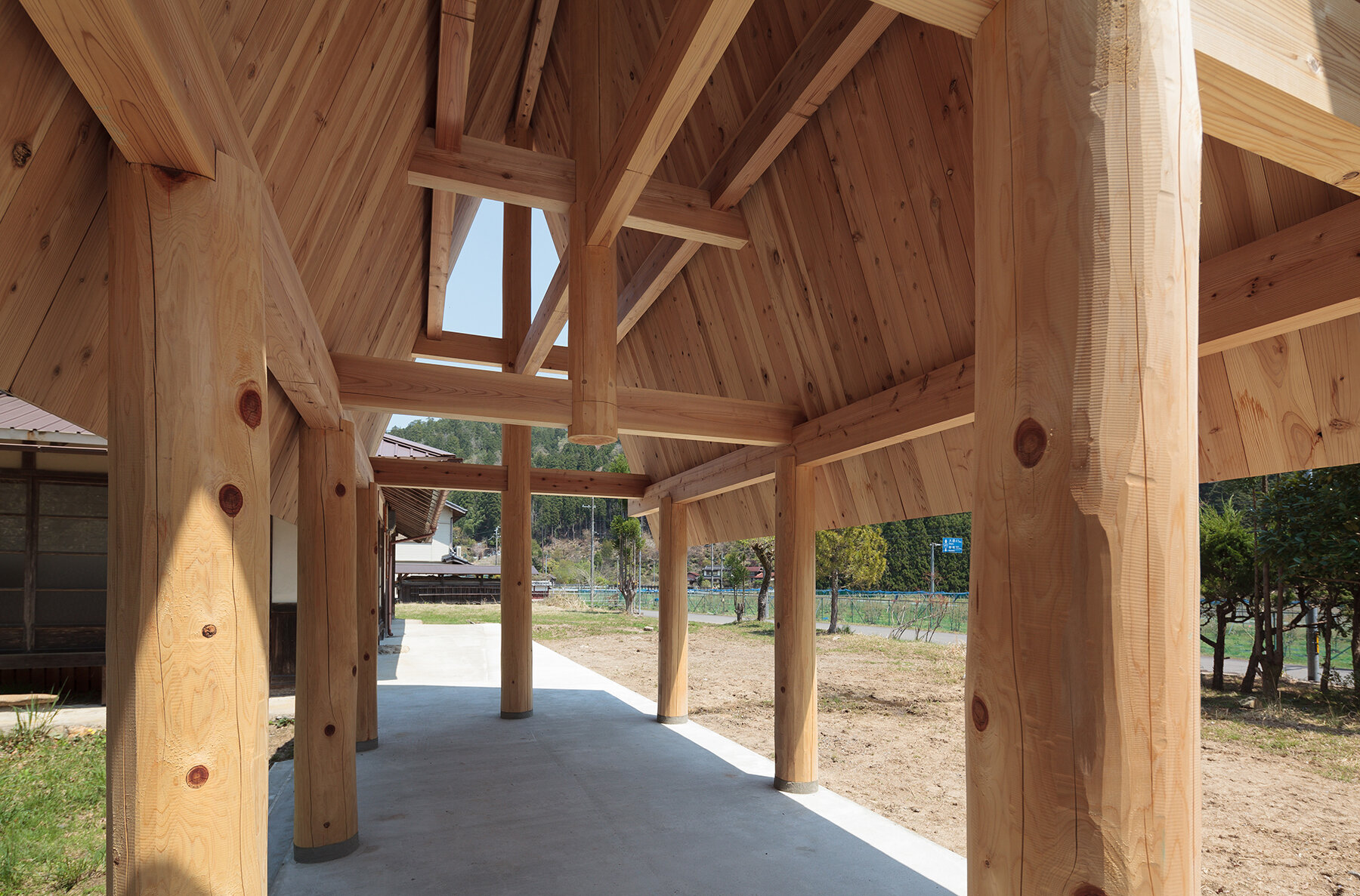 2m26-wooden-roof-japanese-countryside-zero-impact-construction-designboom-31800