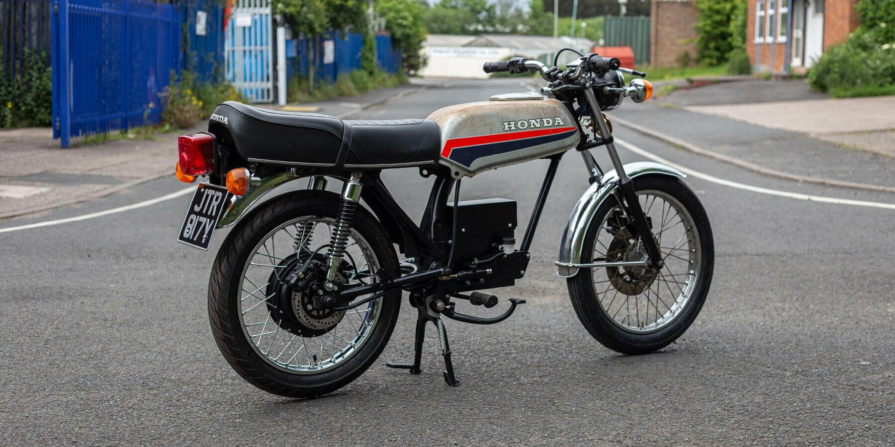 adam waldron converts 1980s honda motorcycle into electric ride