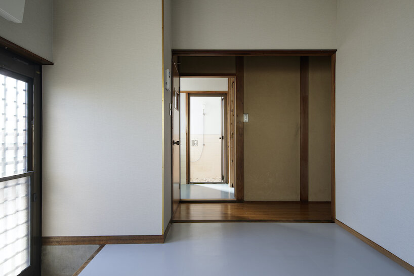 removing all sliding doors creates a visual link between various rooms