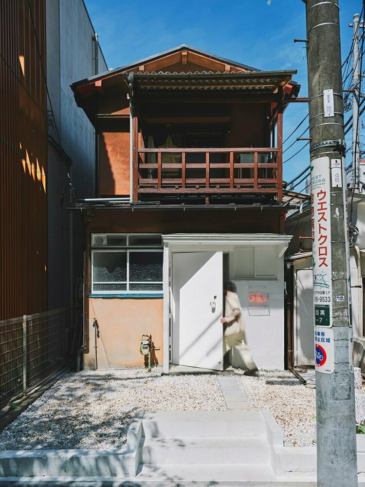 the project was planned to retain the original appearance, as well as convey a new atmosphere onto the street front