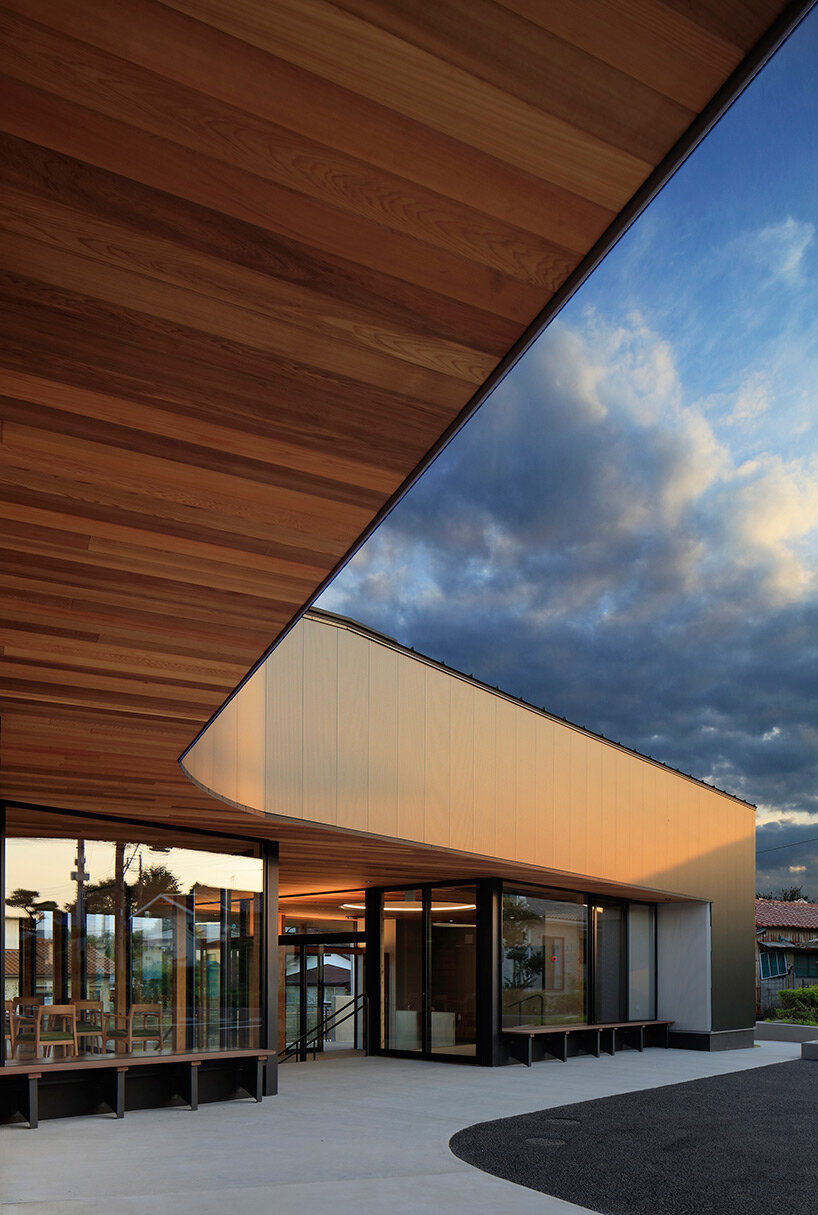 circular skylight fills sugawaradaisuke's clinic with natural light