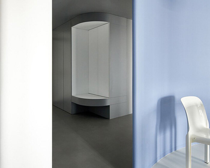 xigo studio’s minimal apartment in beijing draws on the 'atom' to exude light and vitality