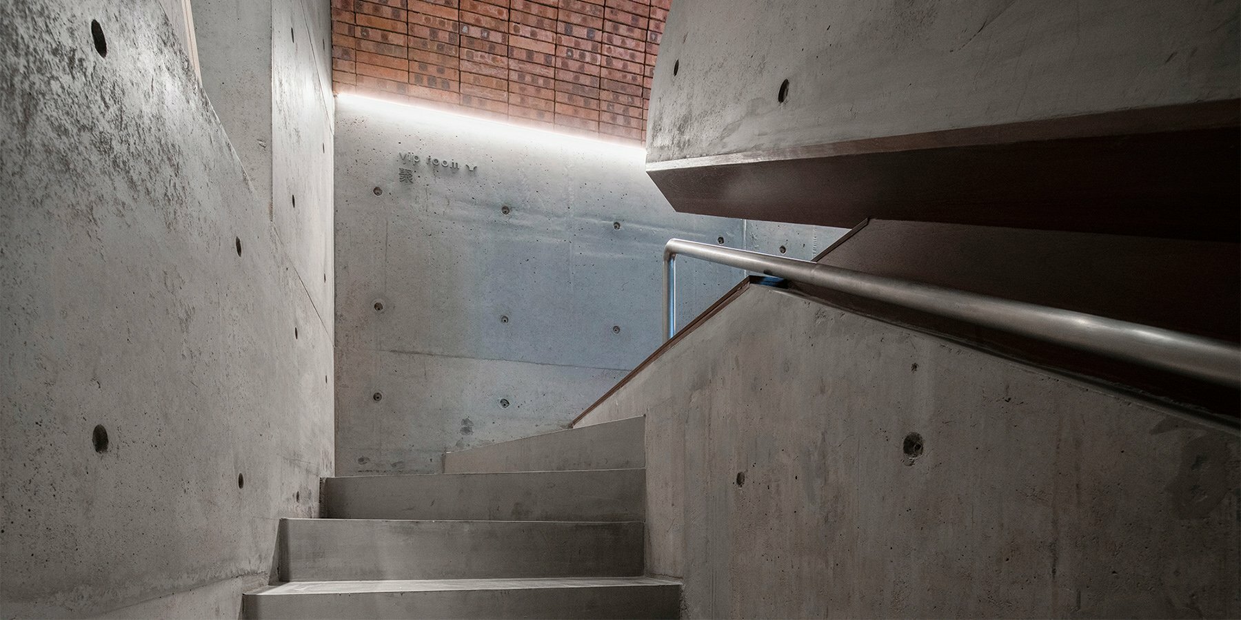 yakitori-restaurant-china-brick-concrete-interior-engulfs-biger-club-design-designboom-4
