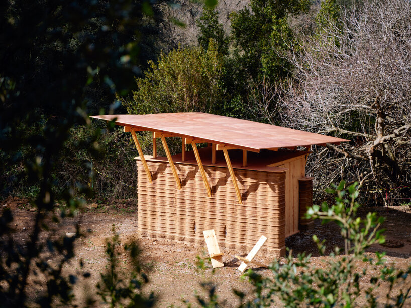IAAC constructs 3D-printed building in spain using earth, aloe, egg whites & enzymes