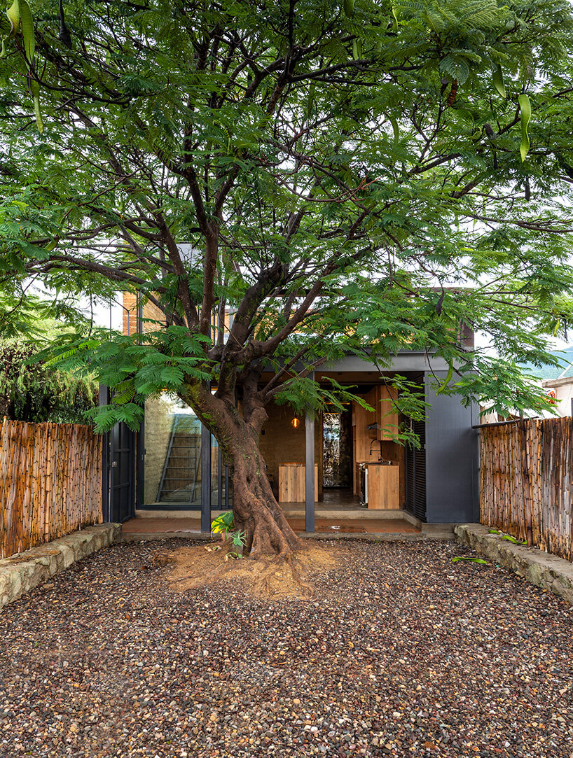 espacio 18's lightweight steel frame revives earth structure for artist's getaway in mexico