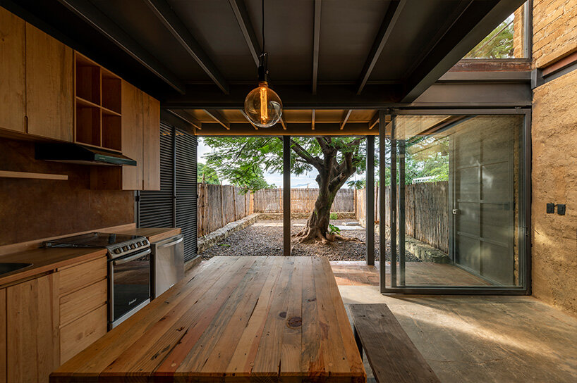 espacio 18's lightweight steel frame revives earth structure for artist's getaway in mexico