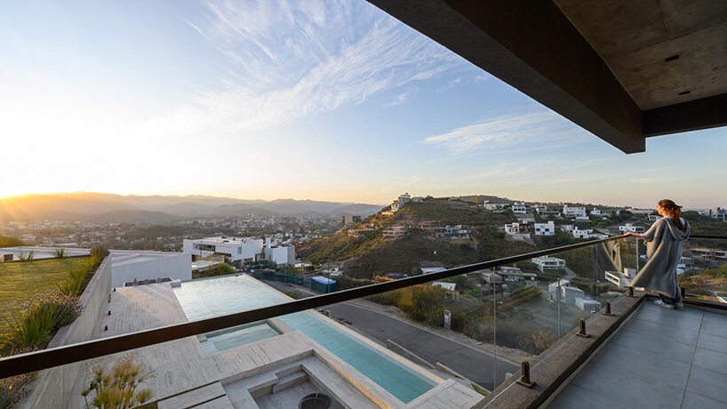 federico urfer arquitecto’s ‘casa PLC’ is a modern house on a hill