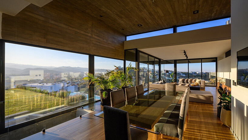 federico urfer arquitecto’s ‘casa PLC’ is a modern house on a hill