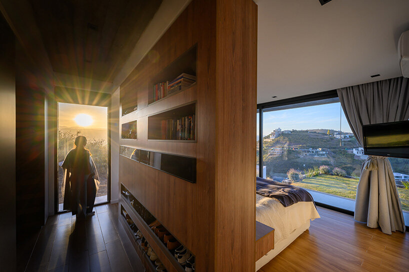 federico urfer arquitecto’s ‘casa PLC’ is a modern house on a hill