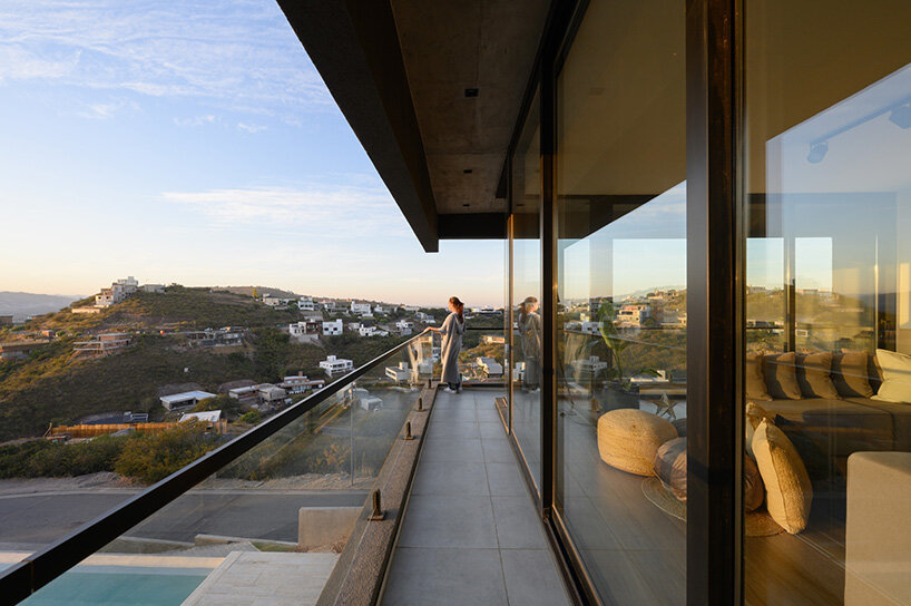federico urfer arquitecto’s ‘casa PLC’ is a modern house on a hill