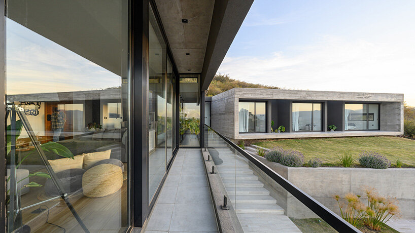 federico urfer arquitecto’s ‘casa PLC’ is a modern house on a hill