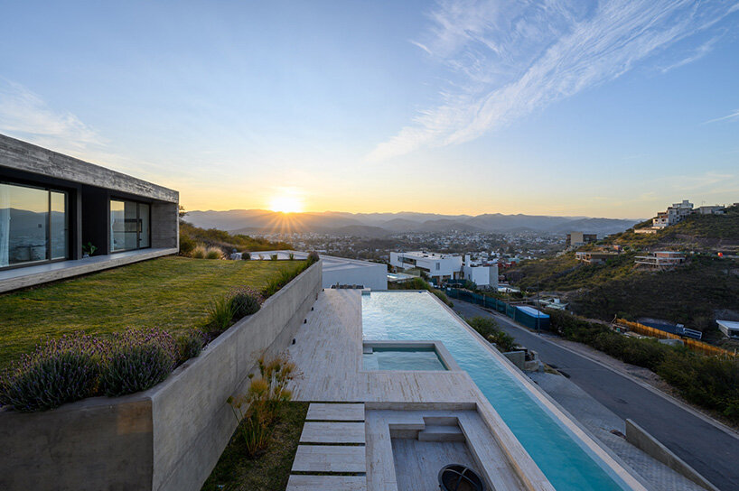 federico urfer arquitecto’s ‘casa PLC’ is a modern house on a hill