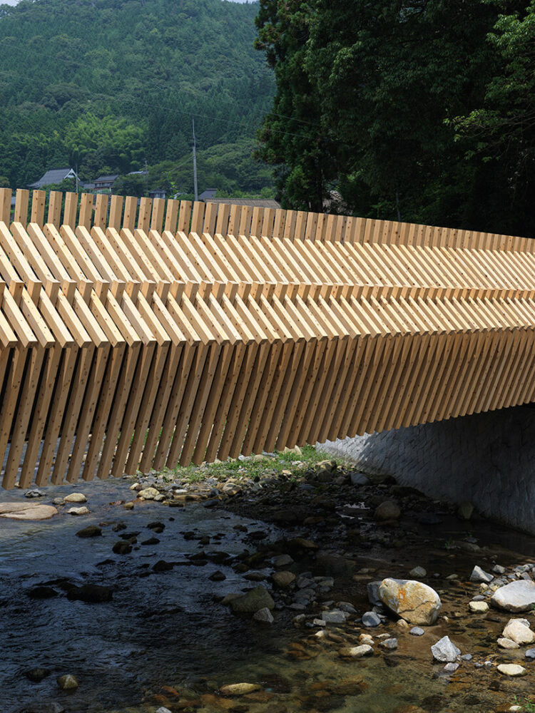 kengo kuma’s ‘kusugibashi’ bridge in japan merges carpentry skills & computational design