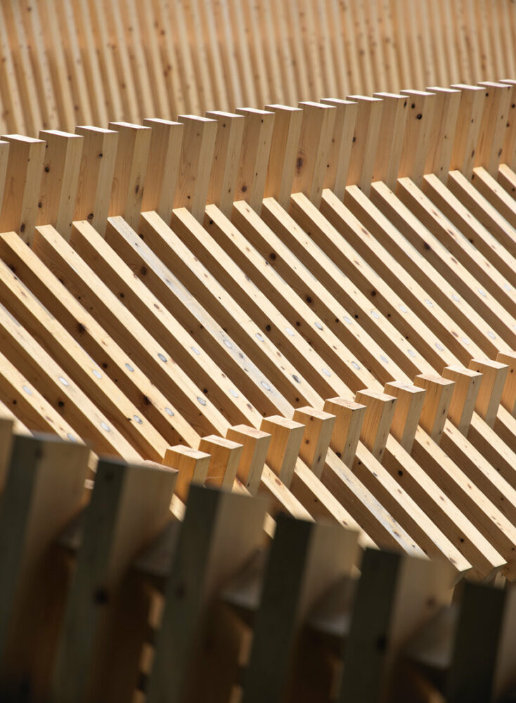 kengo kuma’s ‘kusugibashi’ bridge in japan merges carpentry skills & computational design