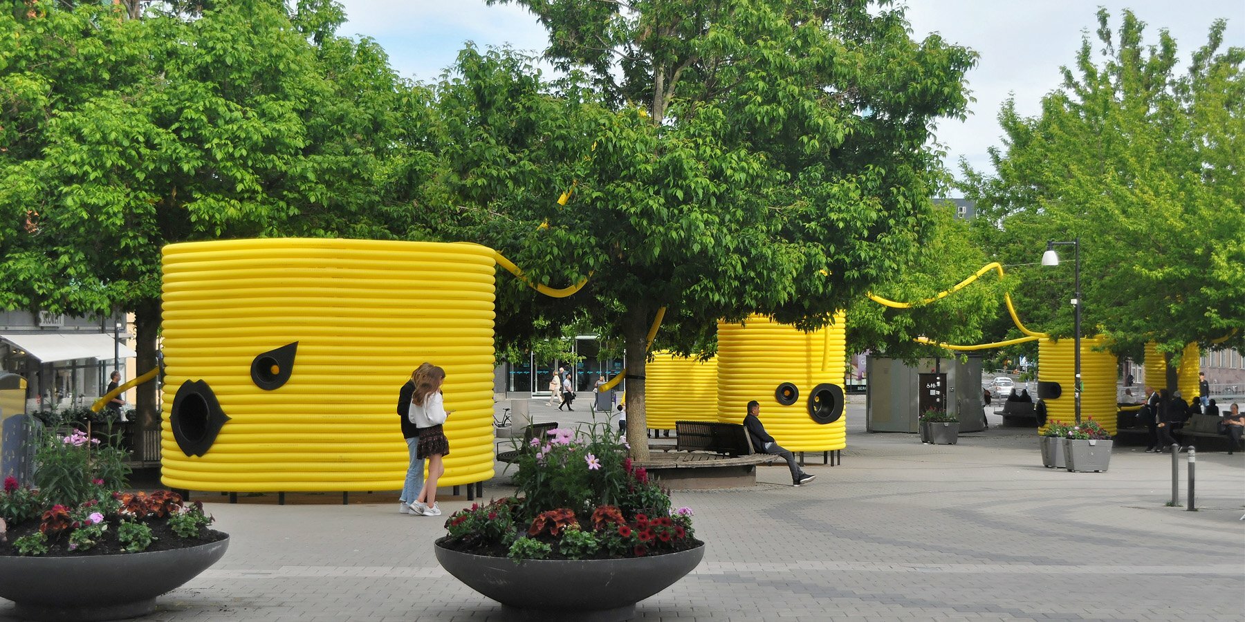moradavaga-giant-yellow-figures-acoustically-interconnected-sweden-designboom-3