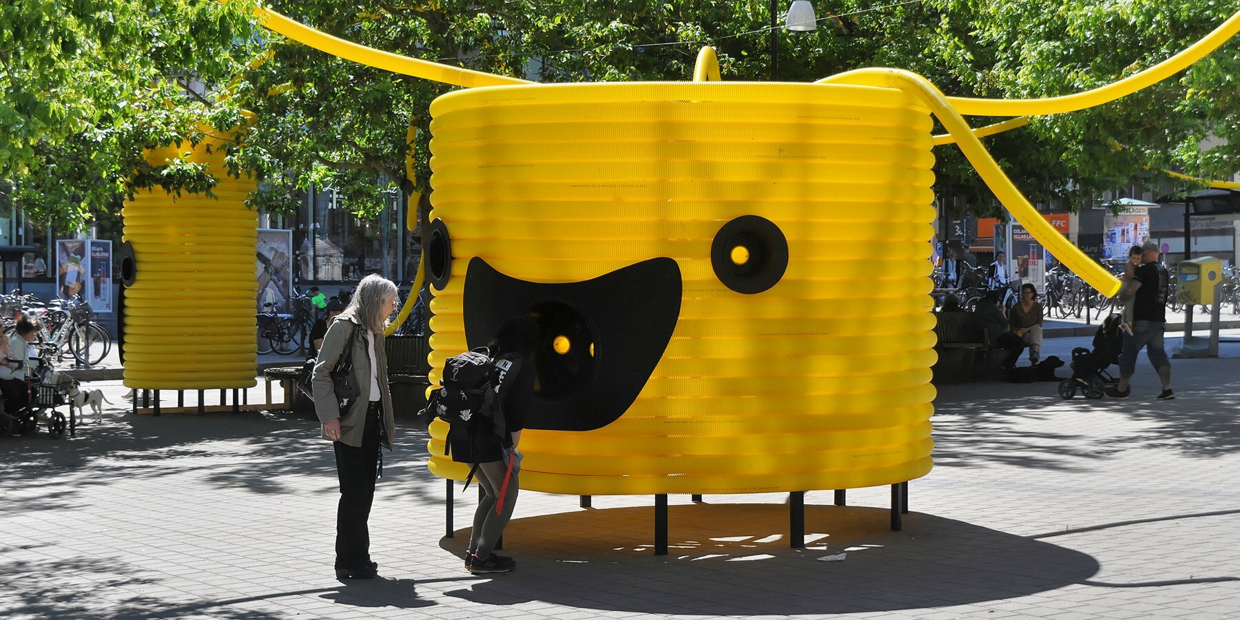 moradavaga-giant-yellow-figures-acoustically-interconnected-sweden-designboom-5