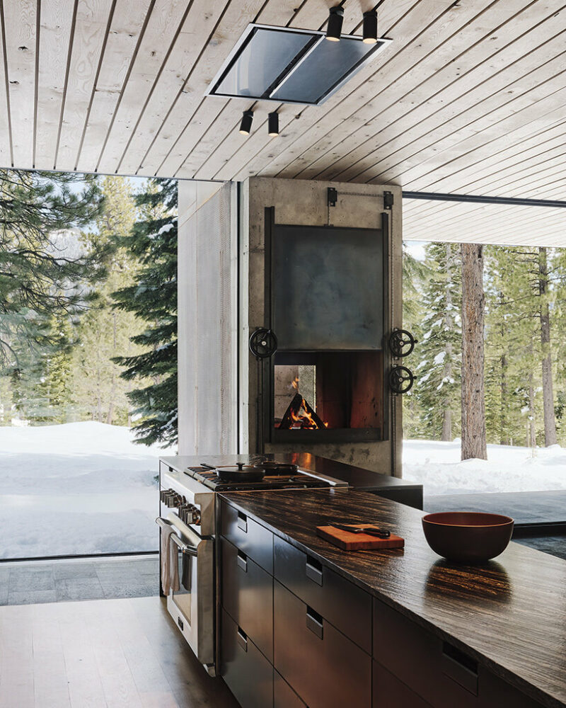 olson kundig’s analog house weaves between its wooded california site