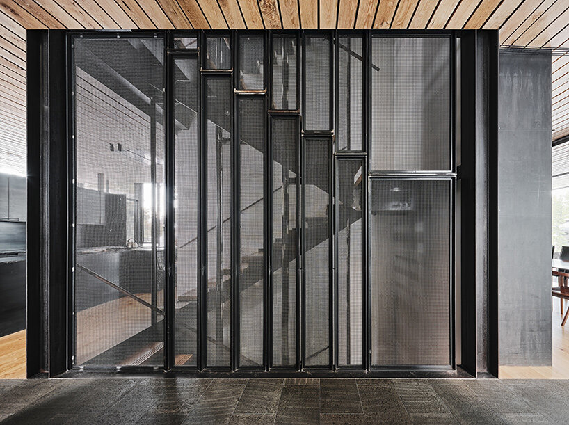 olson kundig’s analog house weaves between its wooded california site