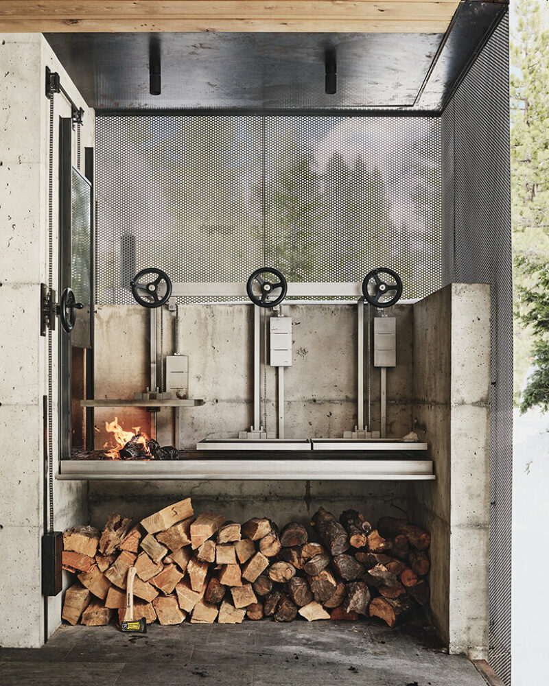 olson kundig’s analog house weaves between its wooded california site