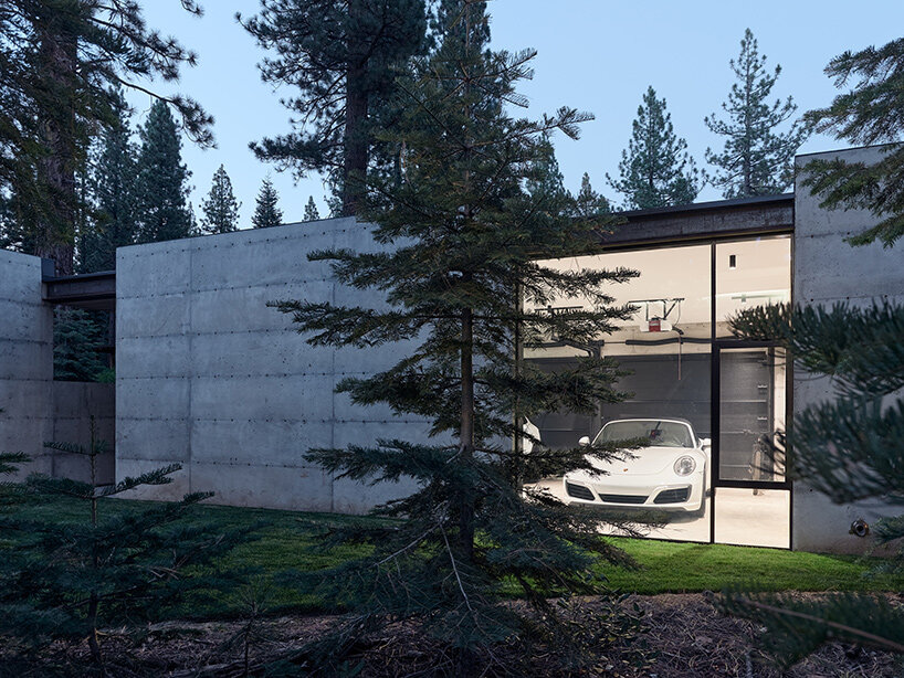 olson kundig’s analog house weaves between its wooded california site