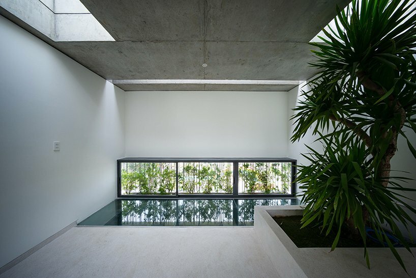 inside-outside correlation