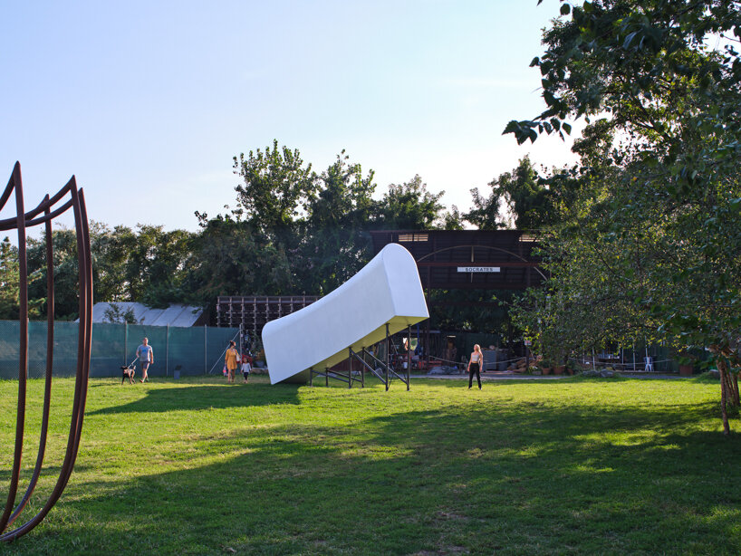 image by Peter Kubilus