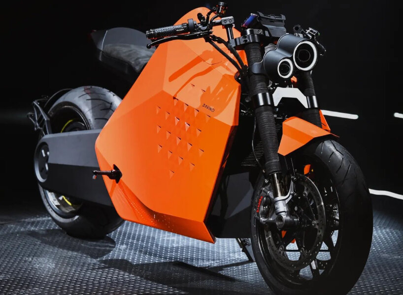 davinci 'DC100' is a robot on two wheels